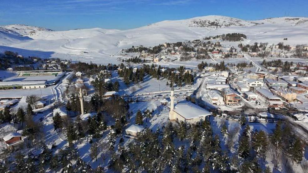 Her yıl yerli ve yabancı turist akınına uğruyor Perşembe Yaylasında kar güzelliği