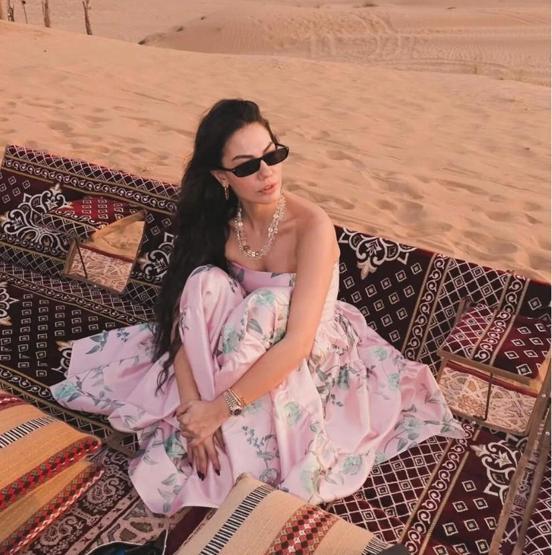 Demet Özdemir bu kez çölden fotoğraflar paylaştı Pembe elbisesi dikkat çekti