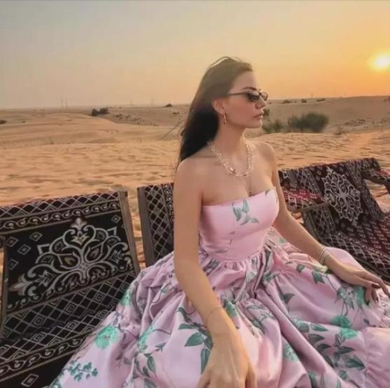 Demet Özdemir bu kez çölden fotoğraflar paylaştı Pembe elbisesi dikkat çekti