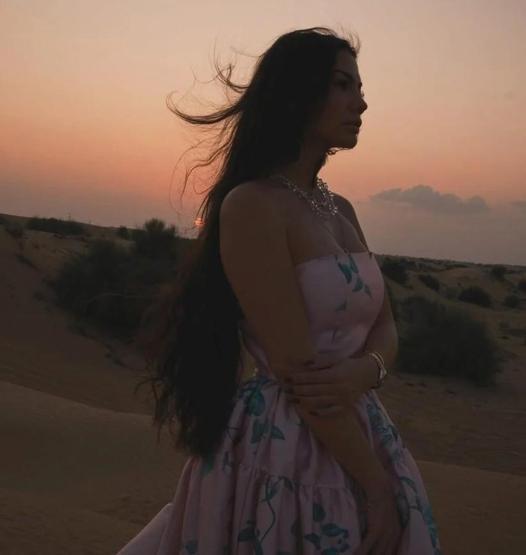 Demet Özdemir bu kez çölden fotoğraflar paylaştı Pembe elbisesi dikkat çekti