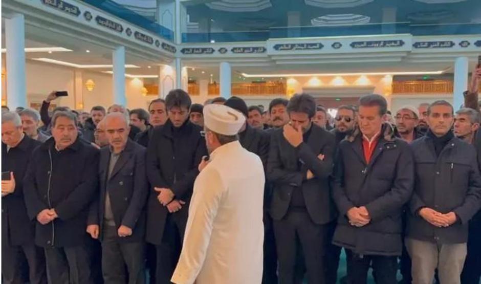 Mahsun Kırmızıgül annesine gözyaşlarıyla veda etti