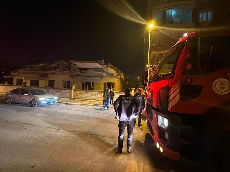 Malatyada hasarlı 4 katlı bina çöktü