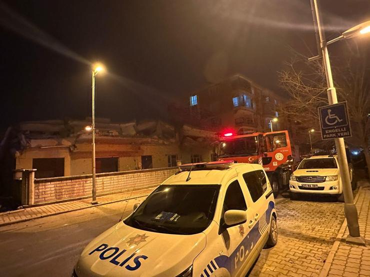 Malatyada hasarlı 4 katlı bina çöktü