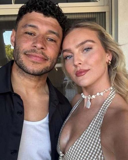 Beşiktaşın yıldızı Alexander Oxlade-Chamberlainin nişanlısı bakın kim çıktı MEĞER ÜNLÜ BİR ŞARKICIYMIŞ