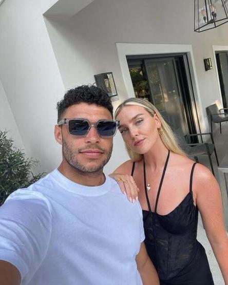 Beşiktaşın yıldızı Alexander Oxlade-Chamberlainin nişanlısı bakın kim çıktı MEĞER ÜNLÜ BİR ŞARKICIYMIŞ