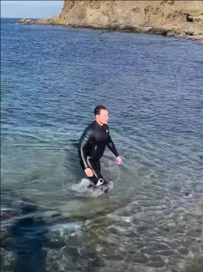 Burak Çelik aralık ayında denize girdi