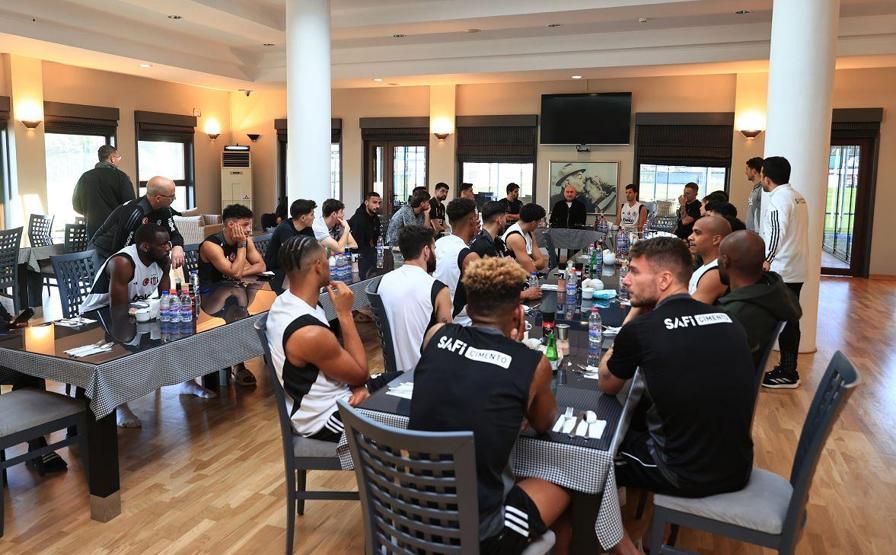 Beşiktaşta Hüseyin Yücel, futbol takımıyla buluştu