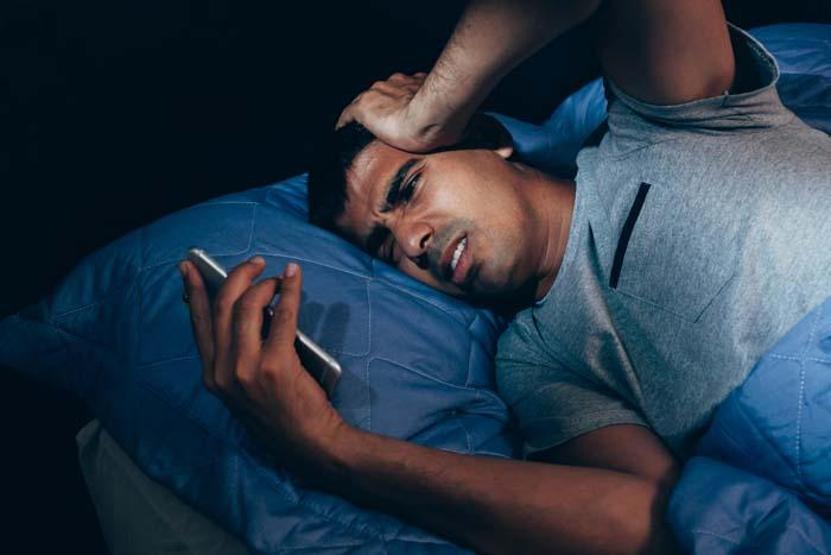 Sağlıklı Uykunun Baş Düşmanı Uzmanından Telefonla Yatağa Girenlere Önemli Uyarı