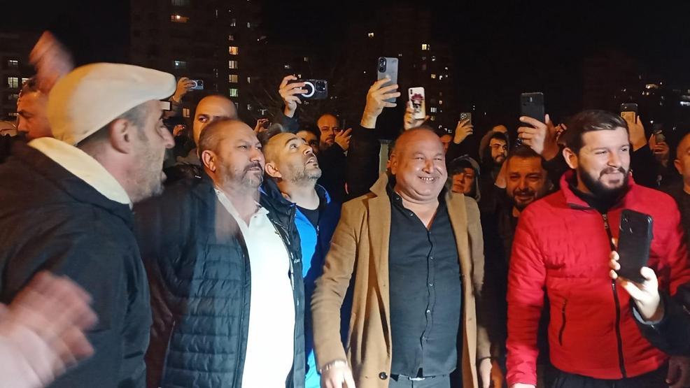 Ferdi Tayfurun sevenleri hastaneye akın etti Dua edip gözyaşı döktüler