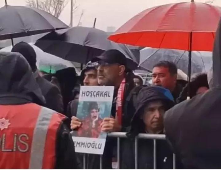FERDİ TAYFUR HAYRANLARI AKM ÖNÜNDE Bana babamdan miras kaldı Ferdi Tayfur