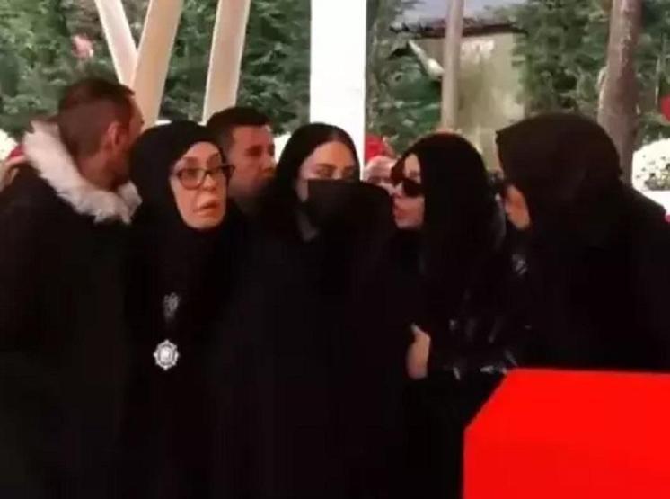 Babası Ferdi Tayfurun ölümüyle sarsılan Tuğçe Tayfura eşinden duygusal mesaj ZAAFİYETİMSİN KADIN
