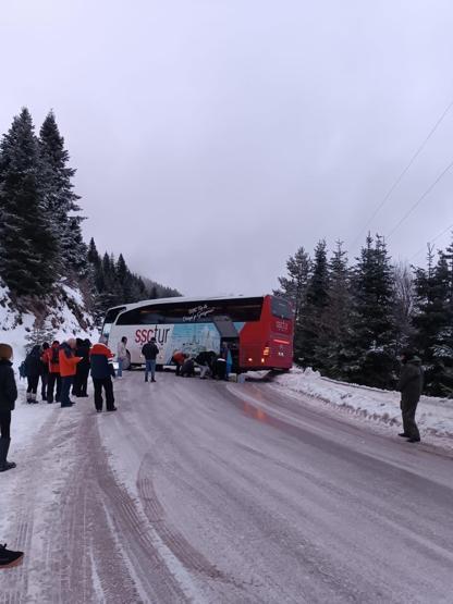 Felaketten kıl payı dönüldü Kontrolden çıkan otobüs yolu kapattı