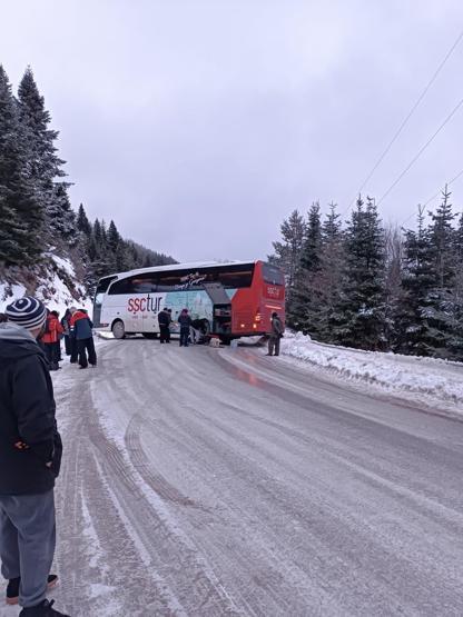 Felaketten kıl payı dönüldü Kontrolden çıkan otobüs yolu kapattı