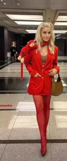 Büşra Pekinin gala tarzı olay oldu