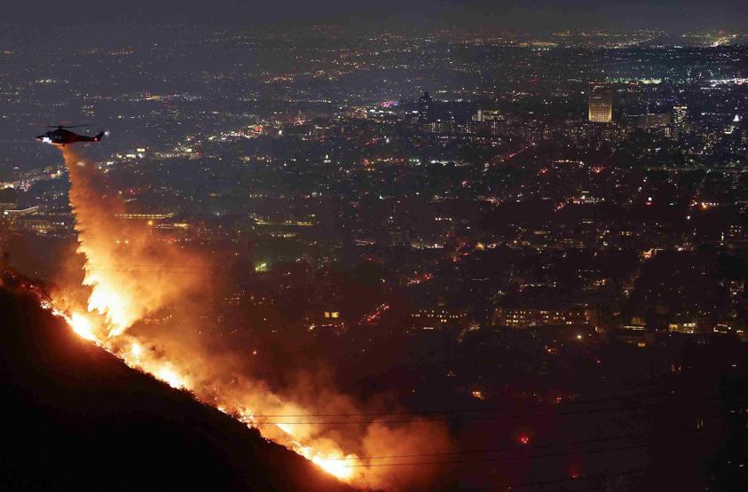 Los Angeles yanıyor Kâbus bitmedi: 5 ölü… Alevler Hollywood Tepesi’ne sıçradı: Evleri küle dönen ünlüler dehşet anlarını çaresizce izledi...