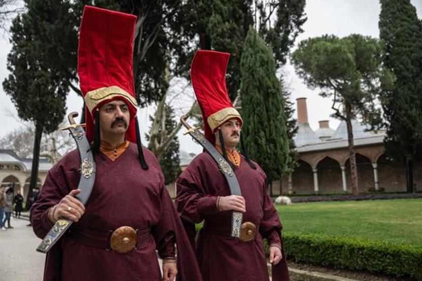 Topkapı Sarayında Osmanlı geleneği Jandarma silahtar kıyafeti ile nöbet tutuyor