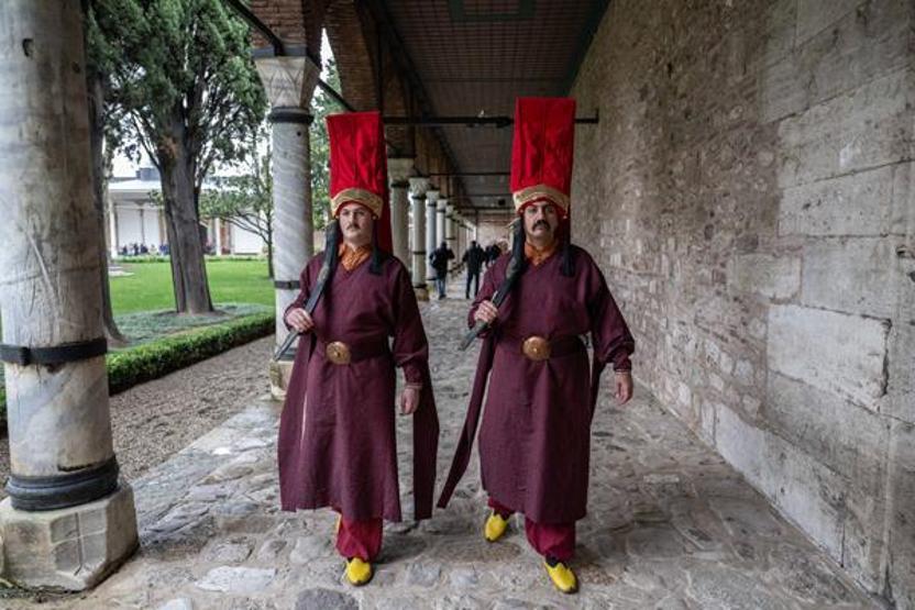 Topkapı Sarayında Osmanlı geleneği Jandarma silahtar kıyafeti ile nöbet tutuyor