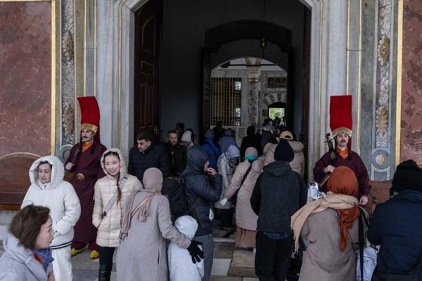 Topkapı Sarayında Osmanlı geleneği Jandarma silahtar kıyafeti ile nöbet tutuyor