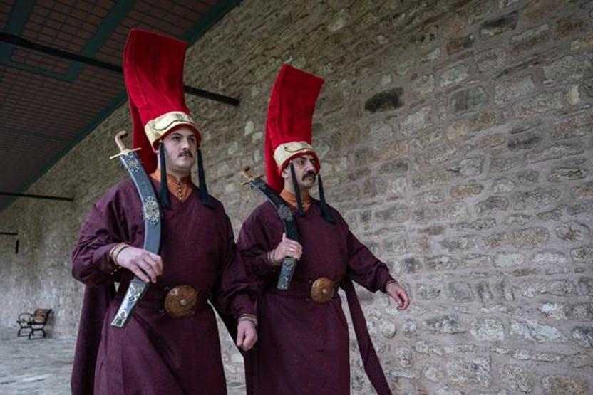 Topkapı Sarayında Osmanlı geleneği Jandarma silahtar kıyafeti ile nöbet tutuyor