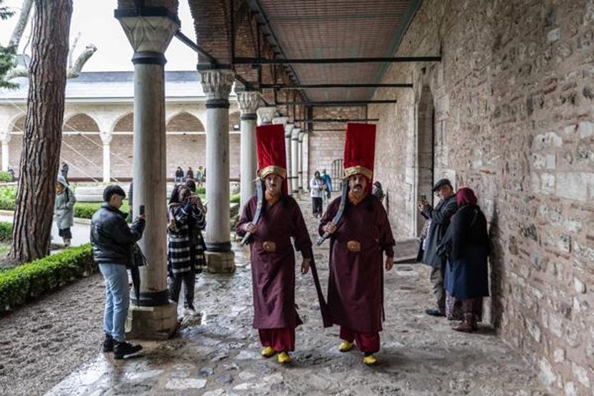 Topkapı Sarayında Osmanlı geleneği Jandarma silahtar kıyafeti ile nöbet tutuyor
