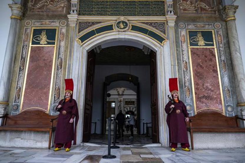 Topkapı Sarayında Osmanlı geleneği Jandarma silahtar kıyafeti ile nöbet tutuyor