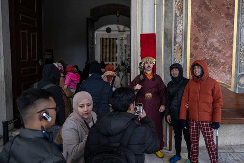 Topkapı Sarayında Osmanlı geleneği Jandarma silahtar kıyafeti ile nöbet tutuyor