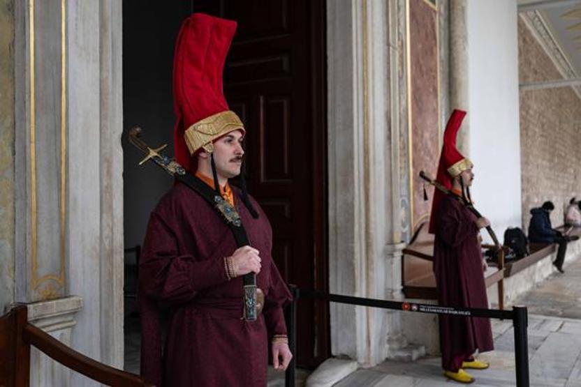 Topkapı Sarayında Osmanlı geleneği Jandarma silahtar kıyafeti ile nöbet tutuyor