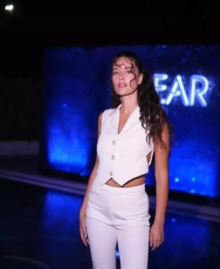 Pelin Akil yeni imajıyla sosyal medyayı salladı