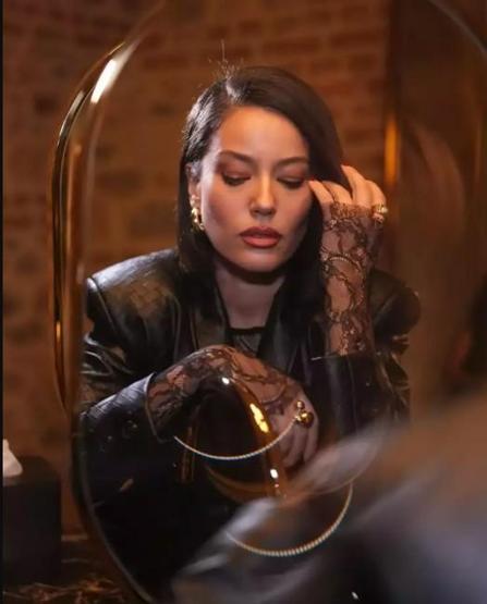 Pelin Akil yeni imajıyla sosyal medyayı salladı