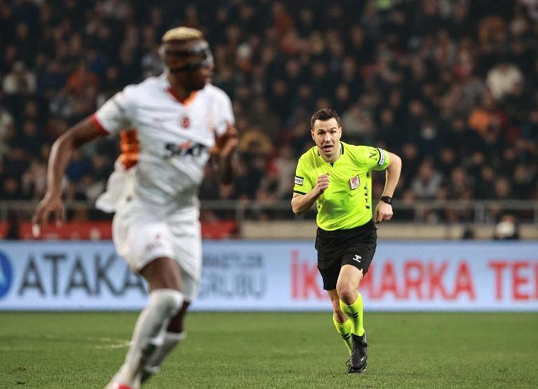 Eski hakemler, Galatasarayın penaltı beklediği pozisyonu yorumladı İşte Hatayspor maçının tartışmalı pozisyonları...