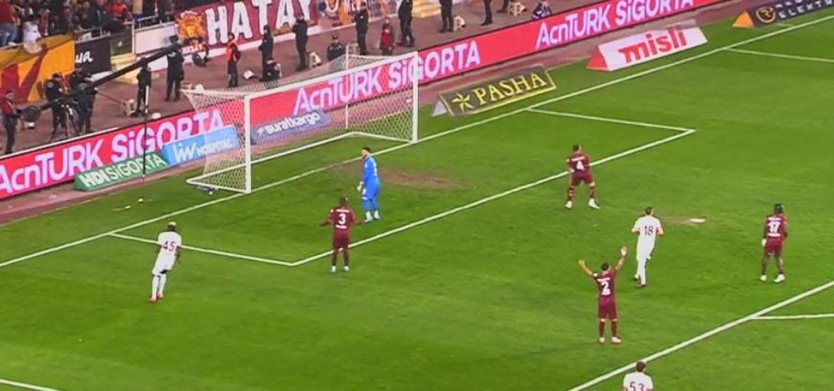 Eski hakemler, Galatasarayın penaltı beklediği pozisyonu yorumladı İşte Hatayspor maçının tartışmalı pozisyonları...