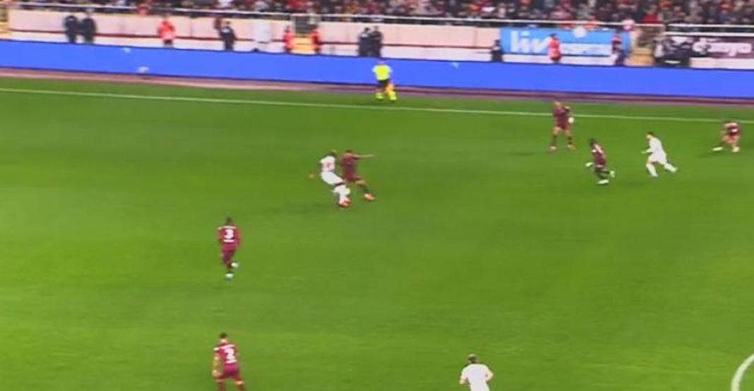 Eski hakemler, Galatasarayın penaltı beklediği pozisyonu yorumladı İşte Hatayspor maçının tartışmalı pozisyonları...