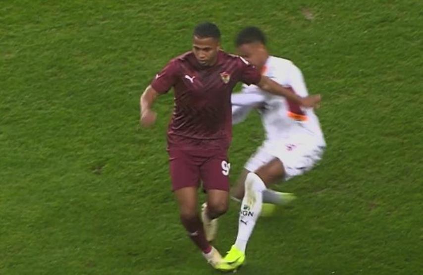 Eski hakemler, Galatasarayın penaltı beklediği pozisyonu yorumladı İşte Hatayspor maçının tartışmalı pozisyonları...