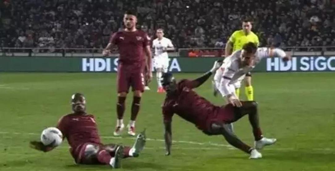 Eski hakemler, Galatasarayın penaltı beklediği pozisyonu yorumladı İşte Hatayspor maçının tartışmalı pozisyonları...