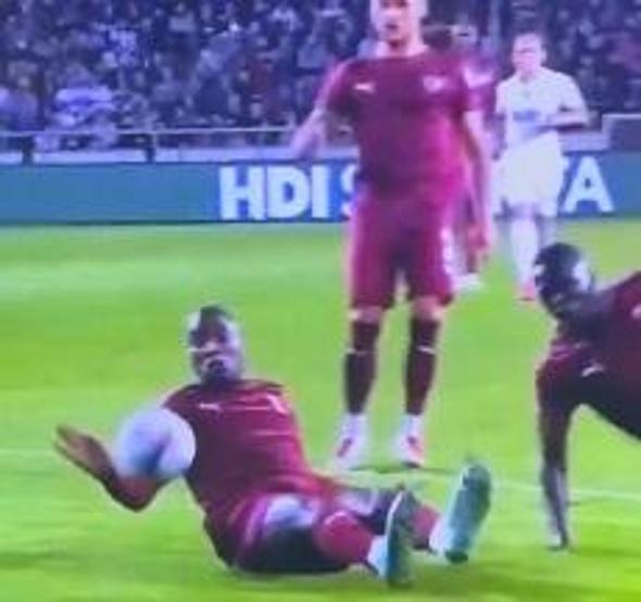 Eski hakemler, Galatasarayın penaltı beklediği pozisyonu yorumladı İşte Hatayspor maçının tartışmalı pozisyonları...
