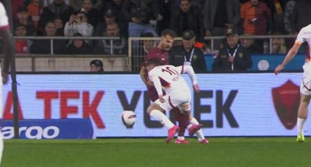 Eski hakemler, Galatasarayın penaltı beklediği pozisyonu yorumladı İşte Hatayspor maçının tartışmalı pozisyonları...