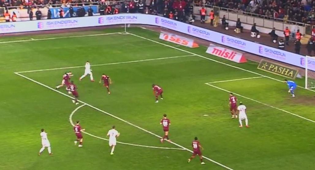 Eski hakemler, Galatasarayın penaltı beklediği pozisyonu yorumladı İşte Hatayspor maçının tartışmalı pozisyonları...