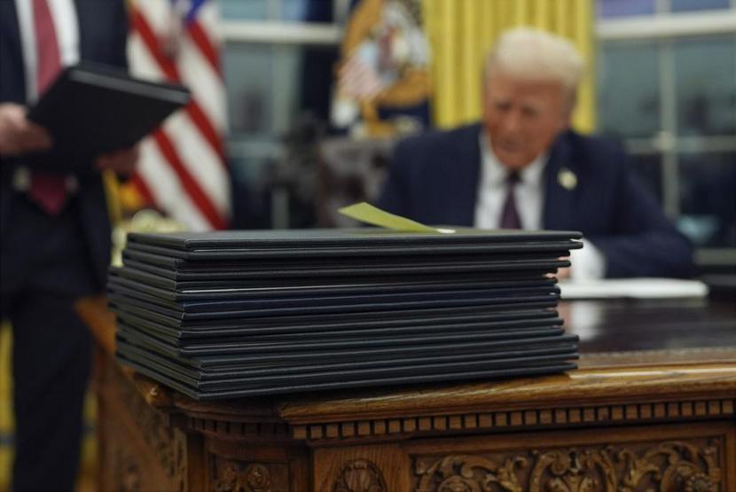 Oval Ofis’e geçtiği gibi imzaları attı Trump’tan kararname rüzgarı…