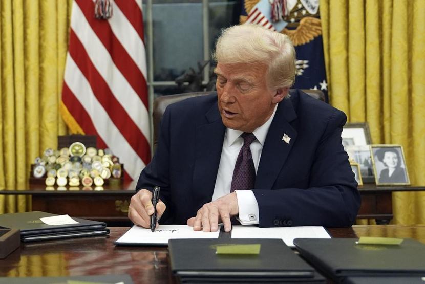Oval Ofis’e geçtiği gibi imzaları attı Trump’tan kararname rüzgarı…
