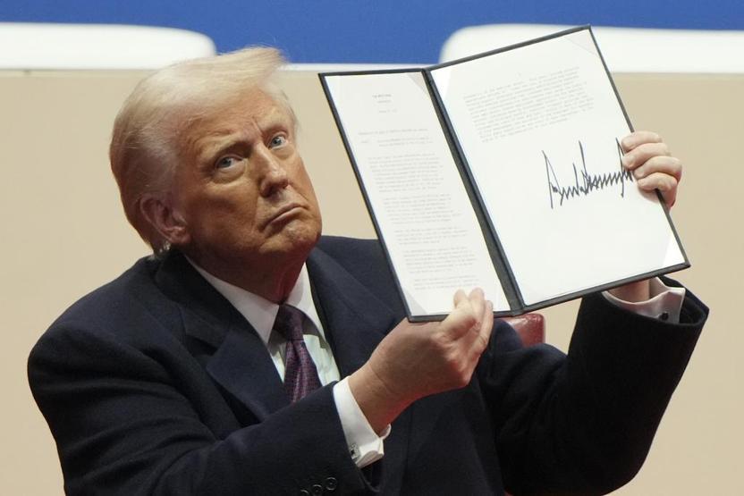 Oval Ofis’e geçtiği gibi imzaları attı Trump’tan kararname rüzgarı…