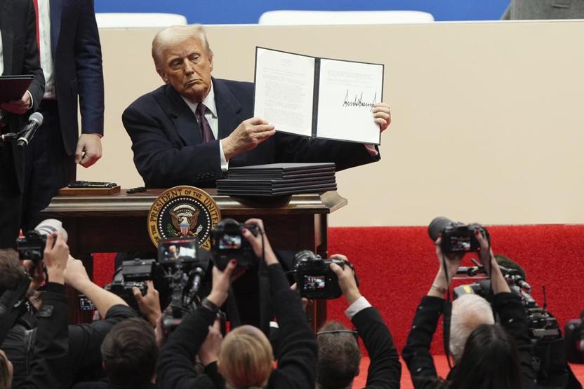 Oval Ofis’e geçtiği gibi imzaları attı Trump’tan kararname rüzgarı…