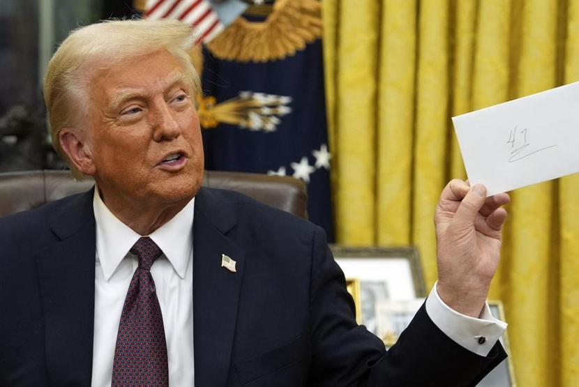 Oval Ofis’e geçtiği gibi imzaları attı Trump’tan kararname rüzgarı…