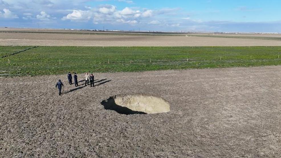 Konyada 30 metre derinliğinde obruk oluştu Tedirginiz, toprak ayağımızdan kayıyor