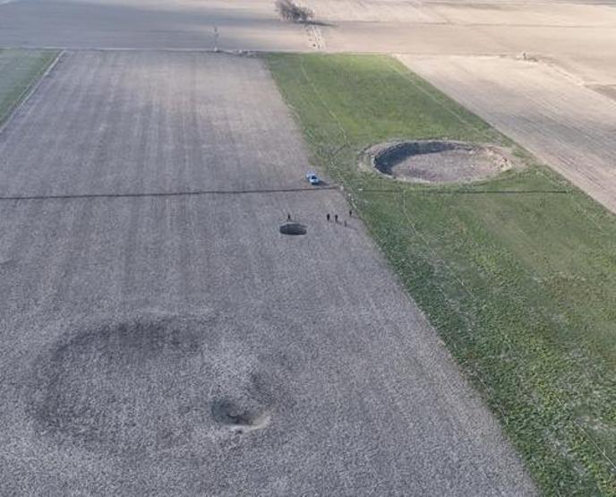 Konyada 30 metre derinliğinde obruk oluştu Tedirginiz, toprak ayağımızdan kayıyor