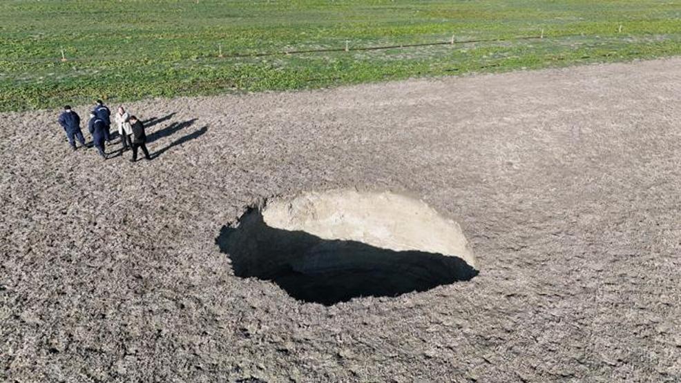 Konyada 30 metre derinliğinde obruk oluştu Tedirginiz, toprak ayağımızdan kayıyor
