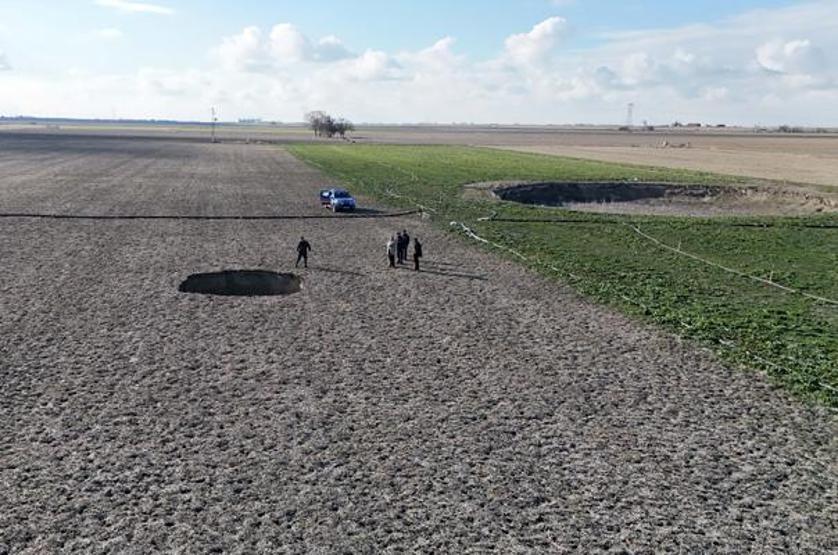 Konyada 30 metre derinliğinde obruk oluştu Tedirginiz, toprak ayağımızdan kayıyor