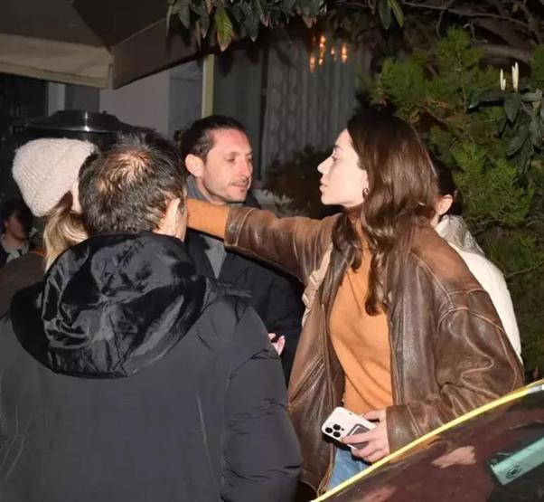 Özge Özacar fotoğrafları çekilince tepki gösterdi İzin aldınız mı