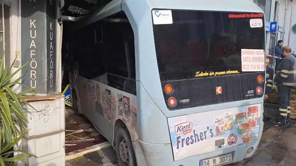 Son Dakika Kartalda minibüs dükkana girdi, yaralılar var