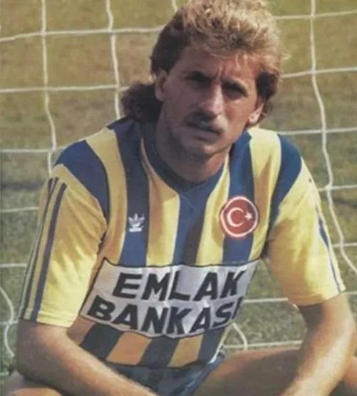 Galatasaray ve Fenerbahçenin eski yıldızı Semih Yuvakuranın son hali gündem oldu Gören aynı şeyi söyledi: YAŞAYAN EFSANE