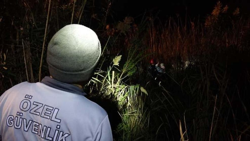 Bataklıkta 4 saat mahsur kalan kadın vinçle kurtarıldı